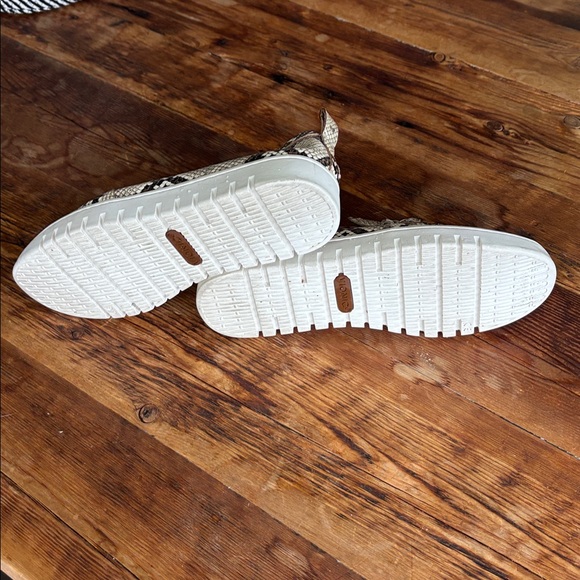 Vionic Uptown Cream and Brown Snakeskin pattern leather loafers - Picture 4 of 6